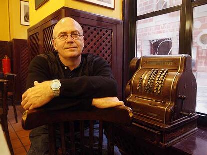 El poeta Miguel Muñoz, en el café del Conde Duque.