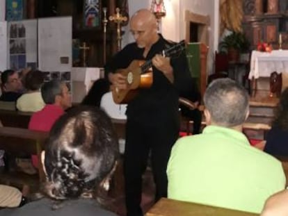 El guitarrista Anibal Soriano interpreto una de sus piezas entre el público.