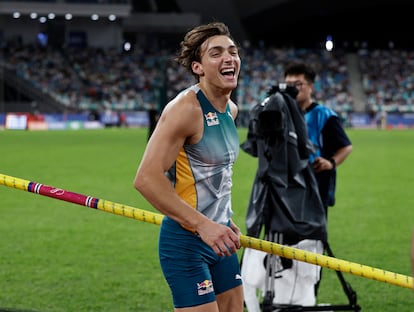 Mondo Duplantis, tras saltar 6,24m y batir el récord del mundo en Xiamen (China), en abril pasado.