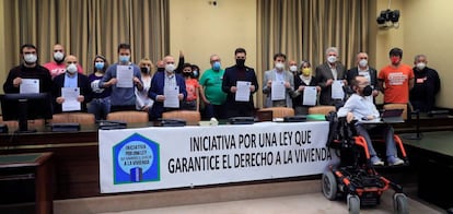 Los representantes de siete formaciones firman en el Congreso el manifiesto por la Ley de Vivienda.