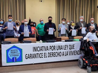 Los representantes de siete formaciones firman en el Congreso el manifiesto por la Ley de Vivienda.