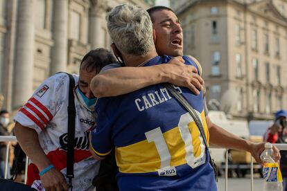 La muerte de Diego Maradona unió a los argentinos más allá de los colores. Los abrazos entre hinchas de River y Boca, enemigos deportivos irreconciliables, fueron icono de aquella hermandad en el dolor durante el velatorio en la Casa Rosada.