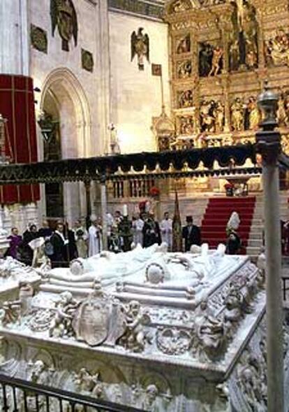 La comitiva ante la tumba de los Reyes Catlicos, en un momento de la ceremonia de ayer.