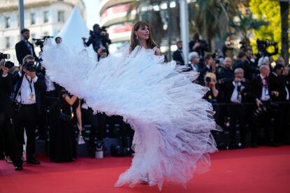 La actriz francesa Frédérique Bel posa para los fotógrafos a su llegada a la ceremonia inaugural y al estreno de la película 'Final Cut' en Cannes, el martes 17.