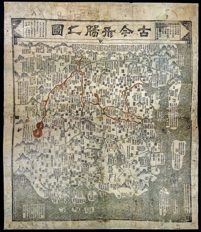 El primer mapa que llegó a España (y tal vez a Europa) procedente de China. Fechado en 1555, narra mediante pequeños textos la historia de las ciudades del país. La silueta de la muralla china cruza de este a oeste la parte superior del plano. El río Amarillo aparece naranja. Sobre estas líneas, personal del laboratorio de restauración retira los papeles que protegen el valioso mapa.