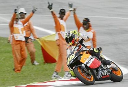 Valentino Rossi, puño en alto.