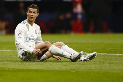Cristiano Ronaldo está denunciado por cometer cuatro delitos fiscales en el impuesto sobre la renta de no residentes (IRNR) de 2011 a 2014, que suman 14,7 millones de euros. En caso de ser hallado culpable, si finalmente se llega a juicio, el delantero se expone a una pena de entre uno y cinco años de cárcel por cada delito. La Fiscalía de Delitos Económicos de Madrid considera que el delantero se aprovechó de una estructura societaria creada en 2010, el año siguiente a su fichaje por el Real Madrid procedente del Manchester United, para “ocultar al fisco las rentas generadas en España” por sus derechos de imagen. El ministerio público sostiene que Ronaldo incumplió sus obligaciones tributarias en España de manera “voluntaria” y “consciente”.