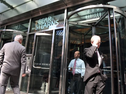 Dos hombres salen del edificio del banco Bearn Stearns en Manhattan, Nueva York, el 17 de marzo de 2008.