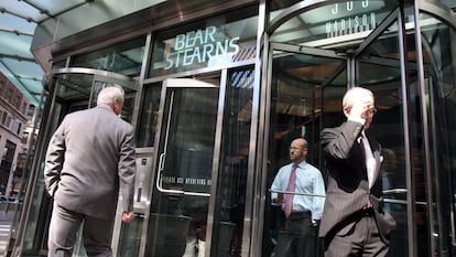 Dos hombres salen del edificio del banco Bearn Stearns en Manhattan, Nueva York, el 17 de marzo de 2008.