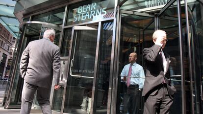 Dos hombres salen del edificio del banco Bearn Stearns en Manhattan, Nueva York, el 17 de marzo de 2008.