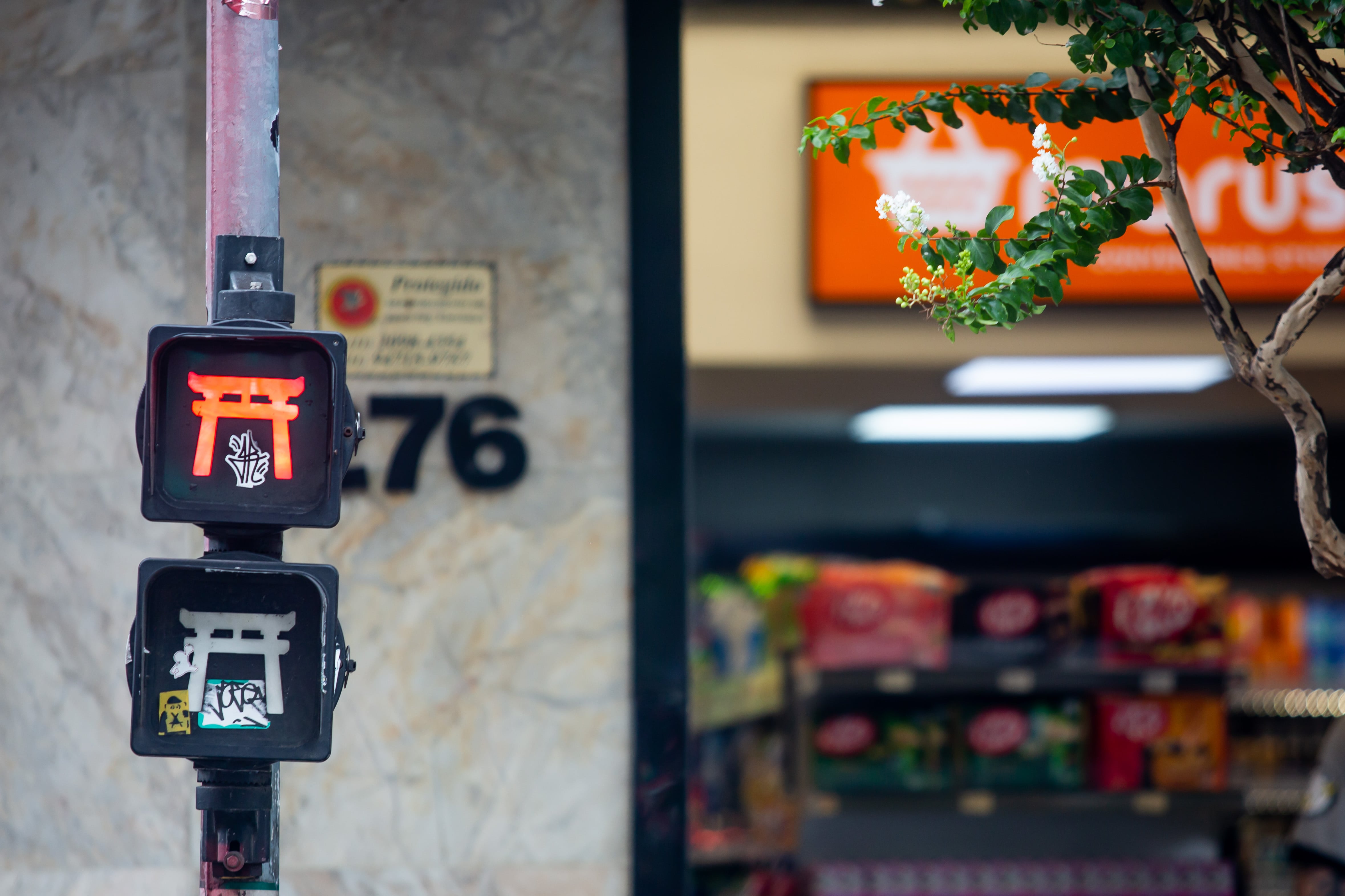 Detalle de los semáforos en el barrio nipobrasileño de Liberdade, en São Paulo. 