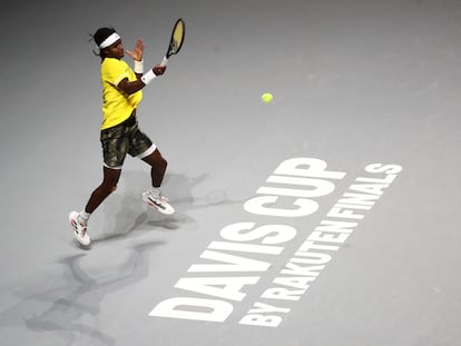 El sueco Mikael Ymer devuelve la pelota durante el partido contra Pospisil en el Madrid Arena.