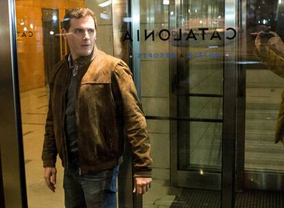 El presidente de Ciudadanos, Albert Rivera, a su llegada al hotel de Barcelona donde seguir&aacute; el escrutinio de las elecciones del 21D. 