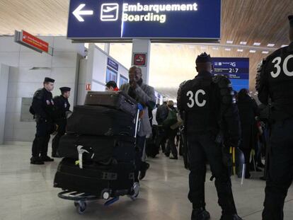 Agentes vigilan el aeropuerto parisino de Charles de Gaulle, el pasado diciembre.