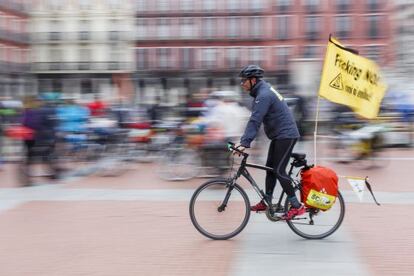 Uno de los ciclistas del pelotón a su paso por Valladolid.
