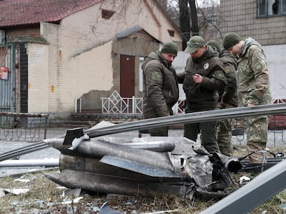 Agentes de policía inspeccionan los restos de un misil, este jueves en una calle de Kiev.