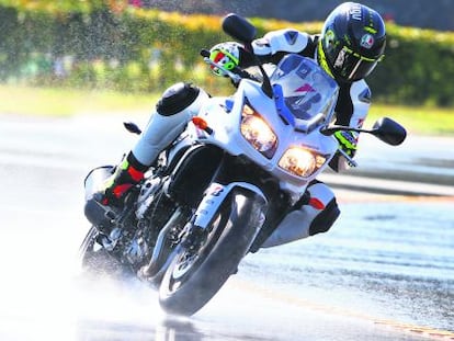 Un motociclista prueba los neum&aacute;ticos de Bridgestone.