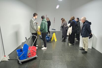 'Espíritus ruidosos agitando herramientas para reclamar que el servicio de limpieza es trabajo estructural' (2024), instalación de Julia Montilla en el Macba.