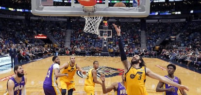 Ricky anota, ante la mirada de Mirotic.