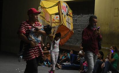 A esta la preceden cerca de cuatro caravanas de 2.000 hondureños que salieron de San Pedro Sula entre octubre de 2018 y enero de 2019, escapando de la violencia y la pobreza. En la imagen, una niña hondureña juega con una tienda de juguete mientras espera un autobús en el Centro Metropolitano de San Pedro de Sula, a 300 kilómetros al norte de Tegucigapla (Guatemala), el 9 de abril de 2019.