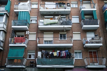 Vista de la fachada de un edificio de Entrevías. Los bloques de ladrillo del barrio han sido desde los 50 el primer hogar en Madrid de inmigrantes que llegaron en busca de una vida mejor desde las zonas más pobres de España, en Andalucía y Extremadura.