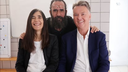María Blasco y Louis Van Gaal con Jorge Martínez, creador del corto documental de promoción de la campaña Siempre positivo. 