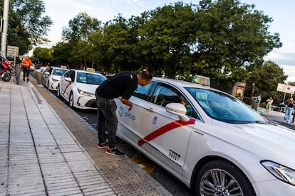 Taxis detenidos en la parada frente al intercambiador de Moncloa