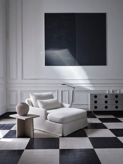 El sofá monoplaza de Vicent van Duysen para Zara Home en lino crudo (el tono emblemático del creador), junto a una mesilla y un jarrón de la colección, en un apartamento de París.