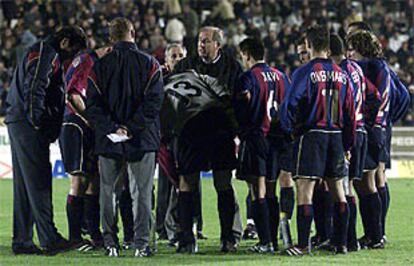 Rexach da instrucciones a sus jugadores momentos antes de comenzar la prórroga.