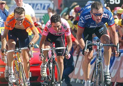 De izquierda a derecha, Haimar Zubeldia, Joseba Beloki y Lance Armstrong disputan un <i>sprint</i> en el Tour 2003.