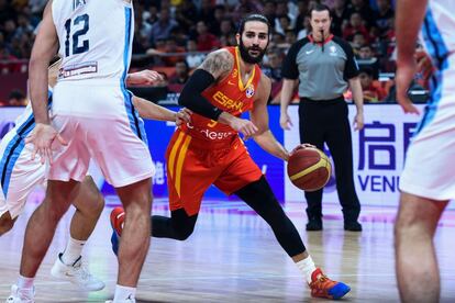 Ricky Rubio avanza con el balón en la primera parte del partido.