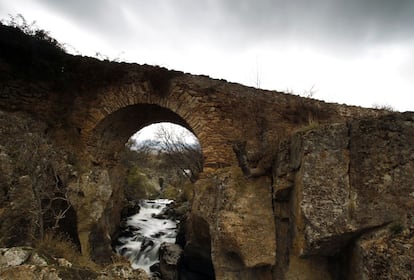 El Rio Lozoya atraviesa este puente romano, situado en el término municipal de Lozoya