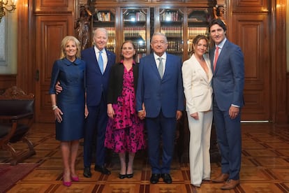 De izquierda a derecha: Jill Biden, Joe Biden, Beatriz Gutiérrez Müller, Andrés Manuel López Obrador, Sophie Grégoire y Justin Trudeau, al interior de Palacio Nacional. 