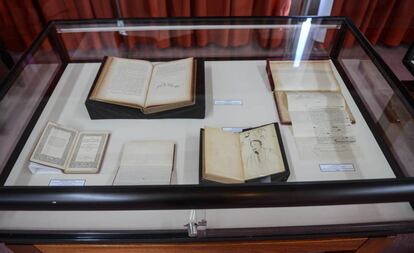 Exposición de material de las cajas 26 de la biblioteca de Silvina Ocampo y Bioy Casares en la sala del Tesoro de la Biblioteca Nacional