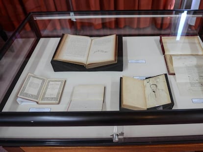 Exposición de material de las cajas 26 de la biblioteca de Silvina Ocampo y Bioy Casares en la sala del Tesoro de la Biblioteca Nacional