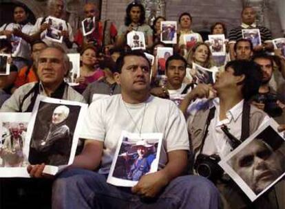 El retrato del fotógrafo peruano Jaime Rázuri, secuestrado el pasado lunes en Gaza, es llevado por colegas, familiares y amigos en una vigilia celebrada esta madrugada en Lima.