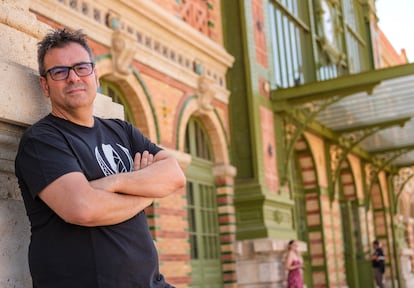 El escritor y profesor de historia Raúl Quinto, galardonado con el Premio Nacional de Narrativa por su novela 'Martinete del Rey Sombra', posa en la antigua estacion de tren de Almería, el 6 de septiembre de 2024.