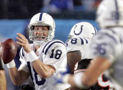 Peyton Manning, de los Colts de Indianápolis, se dispone a realizar un pase durante el primer cuarto del partido ante los Chicago Bears.