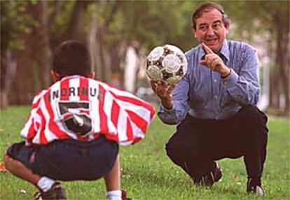 Iñaki Anasagasti en Bilbao, jugando al fútbol con su hijo Iker.