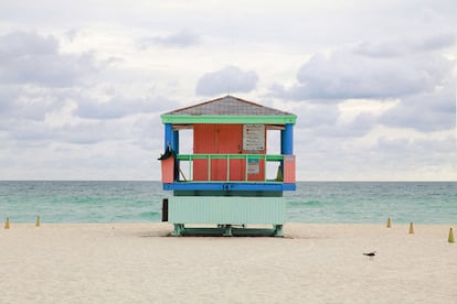 En 1995, el arquitecto William Lane introdujo un toque divertido y colorista en la playa South Beach, de Miami. Los puestos de los socorristas que proyectó para el Ayuntamiento de esta ciudad estadounidense -algunos de ellos arrasados por un huracán tres años antes- son ahora objeto de una serie fotográfica del francés Léo Caillard (<a href="http://www.leocaillard.com" rel="nofollow" target="_blank">www.leocaillard.com</a>).