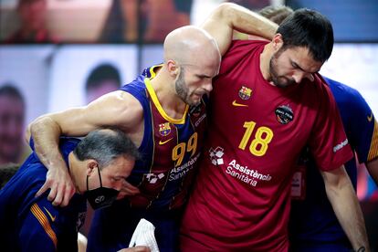 Calathes, ayudado por Oriola y un preparador, tras lesionarse ante el Milán