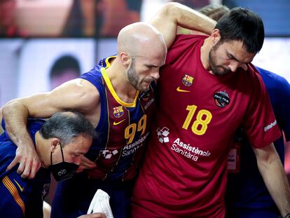 Calathes, ayudado por Oriola y un preparador, tras lesionarse ante el Milán