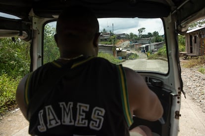 Un conductor de motocarro recorre las calles sin pavimentar de Timbiquí.