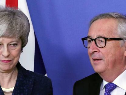 El presidente de la Comisión Europea, Jean-Claude Juncker, con la primera ministra británica, Theresa May en Bruselas