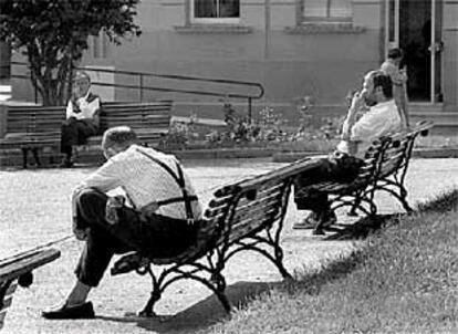 Un grupo de pacientes en los jardines del hospital psiquiátrico de Sant Boi.