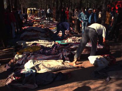 Cuerpos alineados de las víctimas de la matanza de Sidi Rais, en 1997.