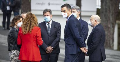 El presidente del Gobierno, Pedro Sánchez (3d) acompañado de la presidenta de la diputación de Pontevedra, Carmela Silva (de rojo), y otros miembros, mantienen una conversación durante el acto de clausura del II Foro La Toja-Vínculo Atlántico celebrado en la Isla de Toja, Pontevedra, Galicia, (España), este sábado.