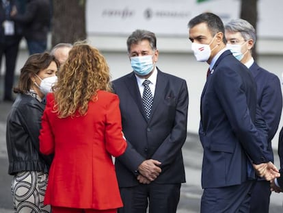 El presidente del Gobierno, Pedro Sánchez (3d) acompañado de la presidenta de la diputación de Pontevedra, Carmela Silva (de rojo), y otros miembros, mantienen una conversación durante el acto de clausura del II Foro La Toja-Vínculo Atlántico celebrado en la Isla de Toja, Pontevedra, Galicia, (España), este sábado.