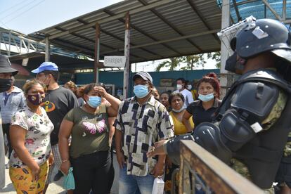 Familiares de reos fallecidos esperan información de sus parientes en los exteriores de la penitenciaria del Litoral