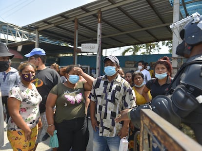 Familiares de reos fallecidos esperan información de sus parientes en los exteriores de la penitenciaria del Litoral